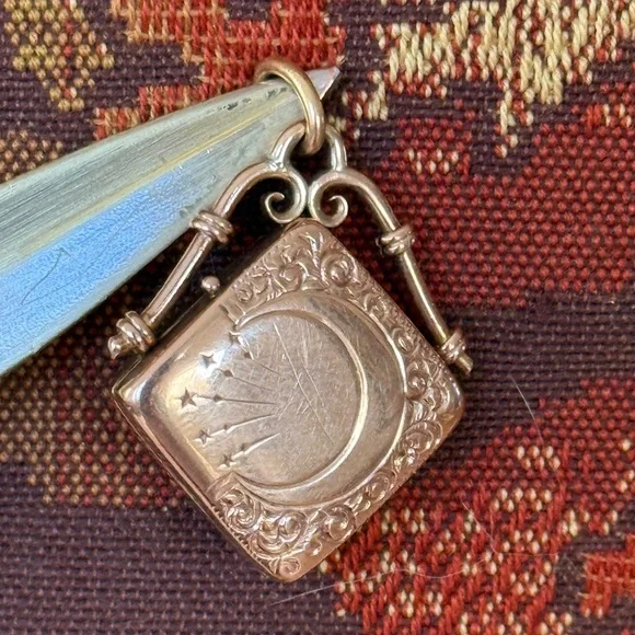 10k Gold Locket Celestial Moon and Stars 4.2g VINTAGE - Picture 1 of 17